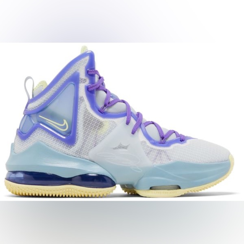 Nike - Unisex 2022 LeBron 19 GS 'Easter' High Top‎ Sneaker - Sz 4 Y- Multi Color